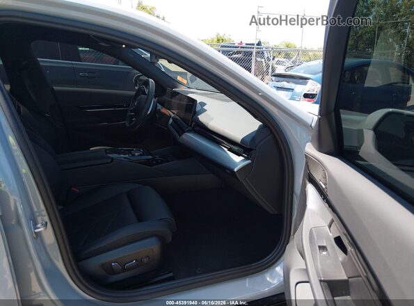 WBA53FJ05RCT09096 2024 BMW 5 SERIES Gray Սալոնի դիմացի տեսք