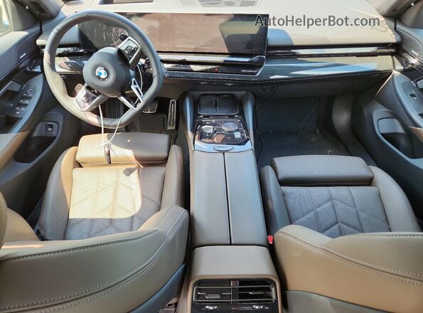 WBA53FJ08SCU29075 2025 BMW 5 SERIES Blue Widok deski rozdzielczej