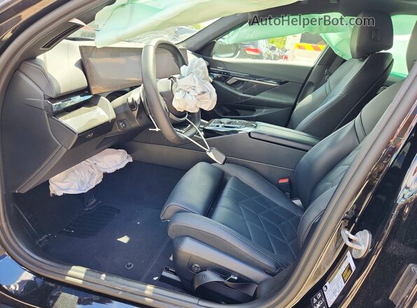 WBA63FJ05SCT38348 2025 BMW 5 SERIES Black Vista interior delantera