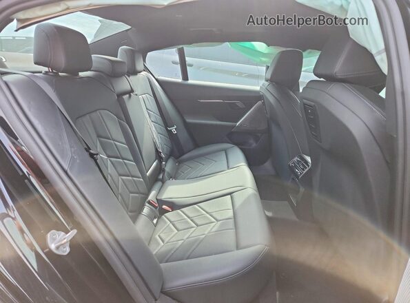 WBA63FJ05SCT38348 2025 BMW 5 SERIES Black Vista de los asientos traseros