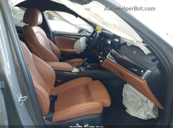 WBA73BJ06MWW99487 2021 BMW 5 SERIES Gray Widok wnętrza z przodu