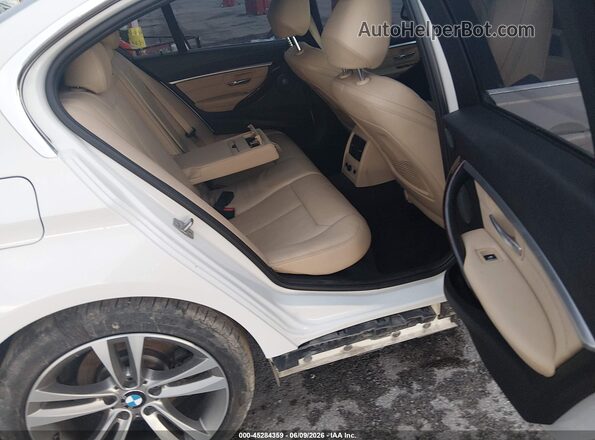 WBA8D9G55JNU68627 2018 BMW 3 SERIES White VIN კოდის სტიკერის ხედი