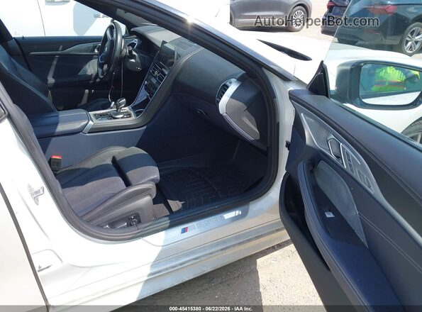 WBAGV8C05LBP48632 2020 BMW M8 White Vista interior delantera