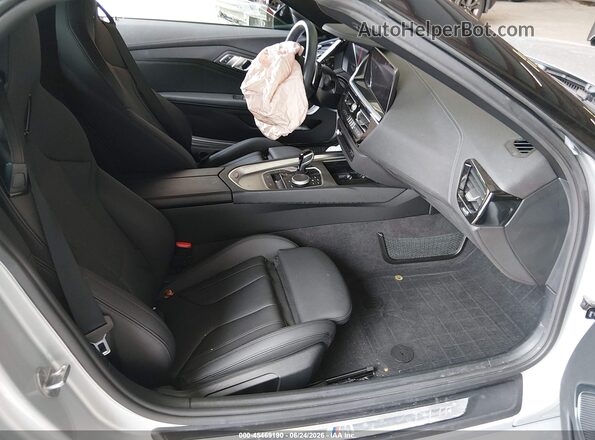 WBAHF3C02NWX97500 2022 BMW Z4 Silver Вид салону спереду
