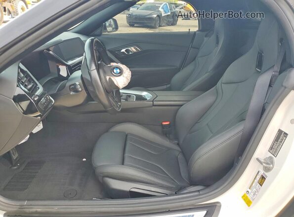 WBAHF9C08MWX37304 2021 BMW Z4 White Vista interior delantera