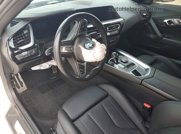 WBAHF9C08MWX37304 2021 BMW Z4 White Vista del salpicadero