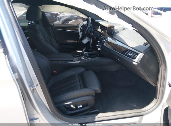 WBAJA5C59KWW11258 2019 BMW 5 SERIES Silver Вид салону спереду