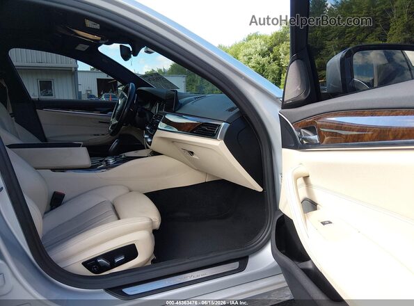 WBAJA7C57JWC76756 2018 BMW 5 SERIES Silver Widok wnętrza z przodu
