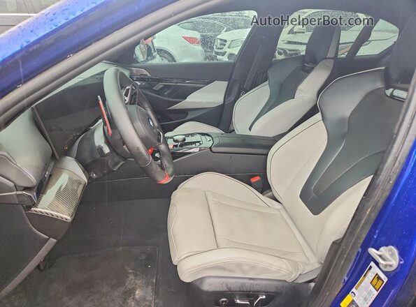 WBS83FK07TCV81941 2026 BMW M5 Blue Widok wnętrza z przodu