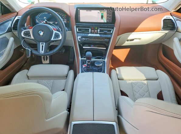WBSGV0C04SCU91209 2025 BMW M8 Зеленый Вид панели приборов