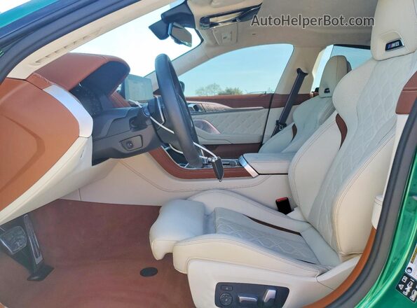 WBSGV0C04SCU91209 2025 BMW M8 Зеленый Вид салона спереди