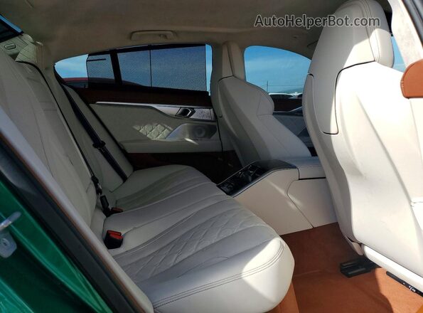 WBSGV0C04SCU91209 2025 BMW M8 Зеленый Вид задних сидений