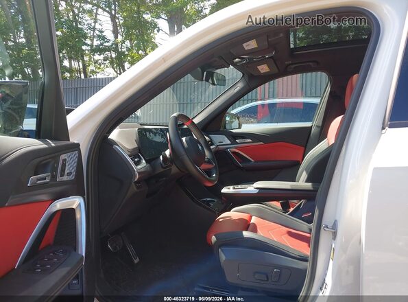 WBX13EF08S5341820 2025 BMW X1 White Вид салону спереду