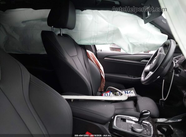 WBX47DP07RN303421 2024 BMW X3 White Vista interior delantera