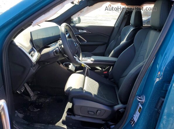 WBX73EF00S5192328 2025 BMW X1 Teal Widok wnętrza z przodu