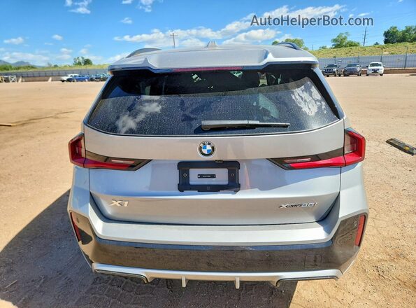 WBX73EF01T5538050 2026 BMW X1 Silver Widok z tyłu