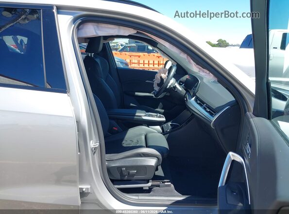 WBX73EF04S5307643 2025 BMW X1 Silver Vista interior delantera