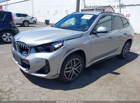 WBX73EF04S5307643 2025 BMW X1 Silver Vista tres cuartos delantera izquierda
