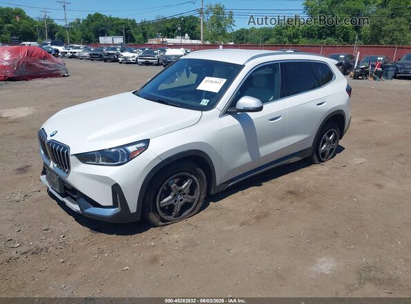 WBX73EF08R5Z52838 2024 BMW X1 White Առջևի ձախ երեք քառորդ տեսարան