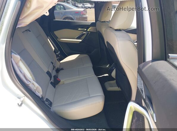 WBX73EF08R5Z52838 2024 BMW X1 White VIN կոդի պիտակի տեսք