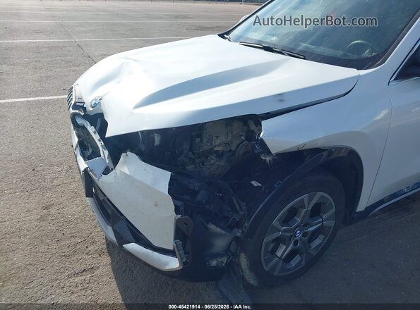 WBX73EF09P5X67226 2023 BMW X1 White Front view