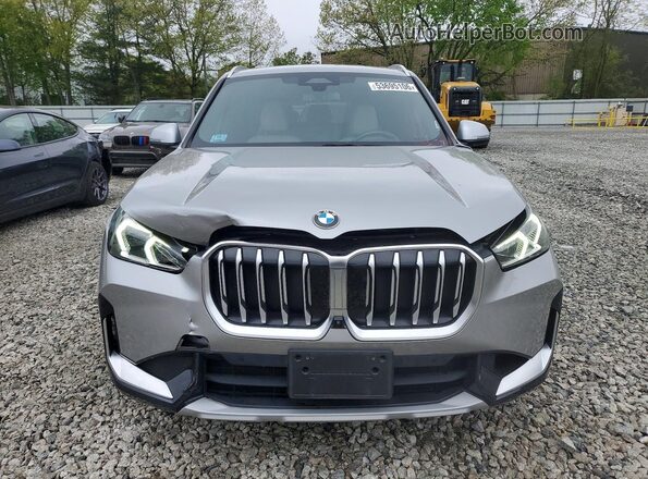 WBX73EF09R5Y41523 2024 BMW X1 Silver Widok z przodu