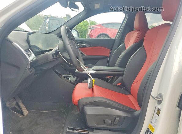 WBX73EF0XP5X28290 2023 BMW X1 White Widok wnętrza z przodu