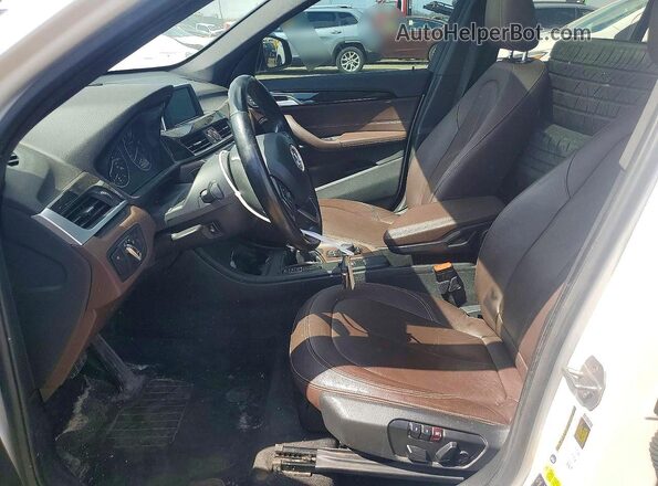 WBXHT3C30H5F75396 2017 BMW X1 White წინა სალონის ხედი