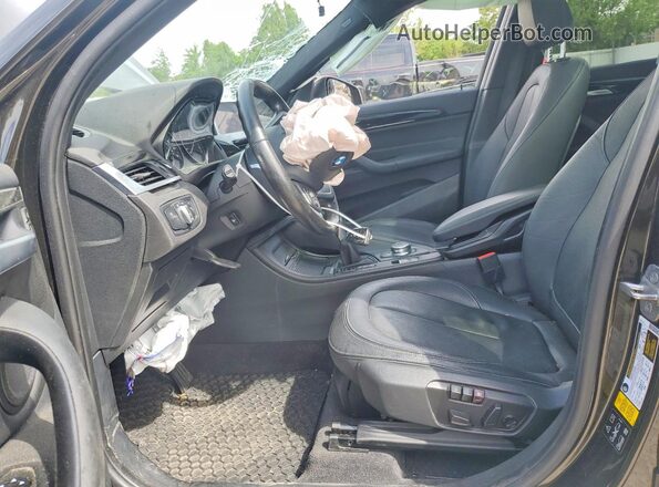 WBXHT3C31H5F77643 2017 BMW X1 Black Widok wnętrza z przodu