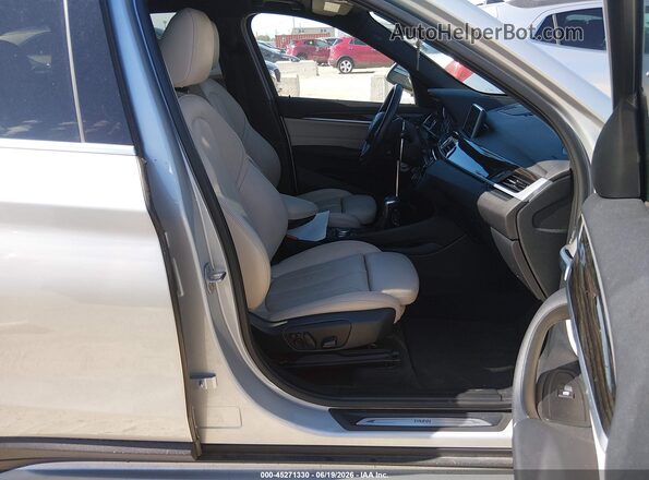 WBXHT3C32H5F74296 2017 BMW X1 Silver Вид салону спереду