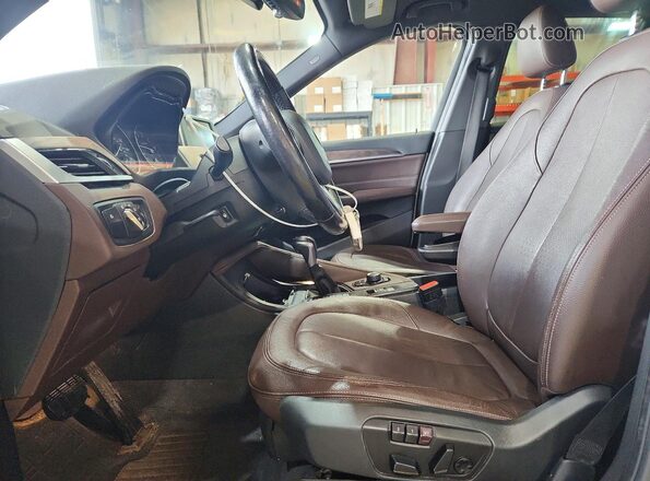 WBXHT3C32H5F78977 2017 BMW X1 White Front interior view