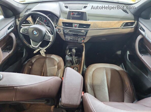 WBXHT3C32H5F78977 2017 BMW X1 White Dashboard view