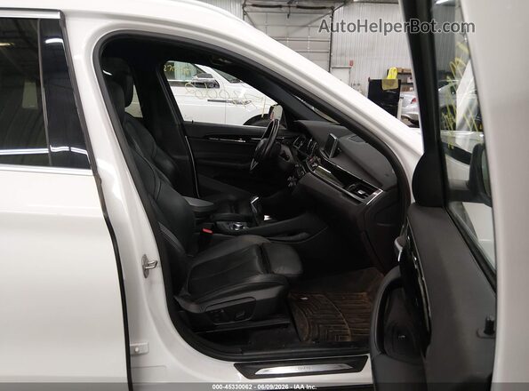 WBXHT3C32J5L31168 2018 BMW X1 White Vista interior delantera