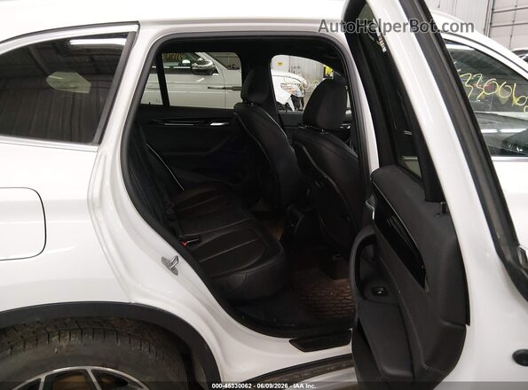 WBXHT3C32J5L31168 2018 BMW X1 White Vista de la etiqueta del VIN