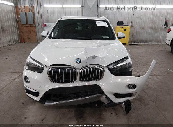 WBXHT3C32J5L31168 2018 BMW X1 White Vista interior trasera