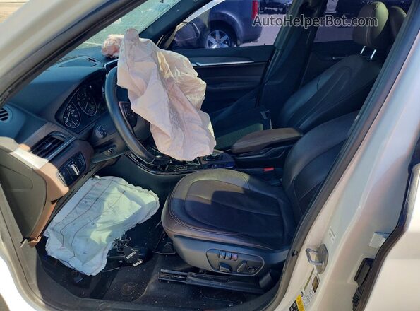 WBXHT3C33G5E55946 2016 BMW X1 White Front interior view