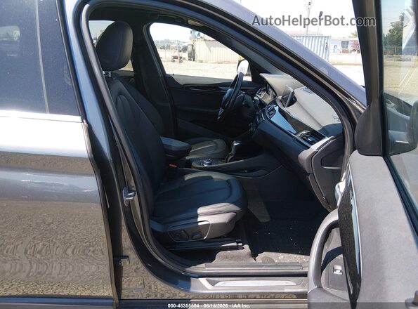 WBXHT3C33H5F73125 2017 BMW X1 Серый Вид салона спереди