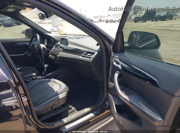 WBXHT3C33H5F81581 2017 BMW X1 Black Widok wnętrza z przodu