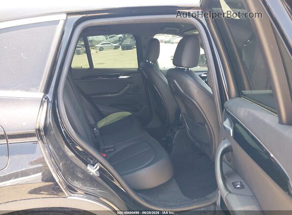 WBXHT3C33H5F81581 2017 BMW X1 Black Widok naklejki z numerem VIN