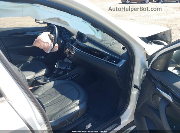 WBXHT3C34G5F64884 2016 BMW X1 White Vista interior delantera
