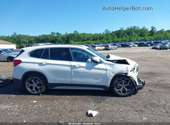 WBXHT3C34G5F64884 2016 BMW X1 White Vista interior trasera