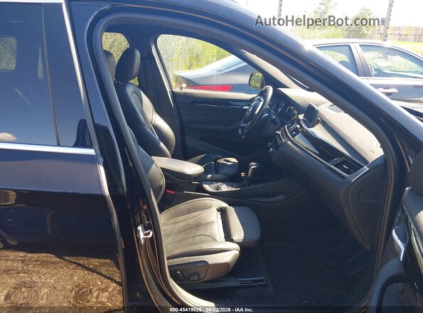 WBXHT3C34J5L30832 2018 BMW X1 Black Vista interior delantera