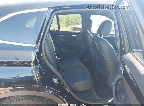 WBXHT3C34J5L30832 2018 BMW X1 Black Vista de la etiqueta del VIN