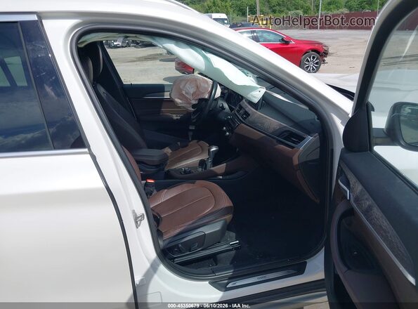 WBXHT3C35H5F73398 2017 BMW X1 White Front interior view