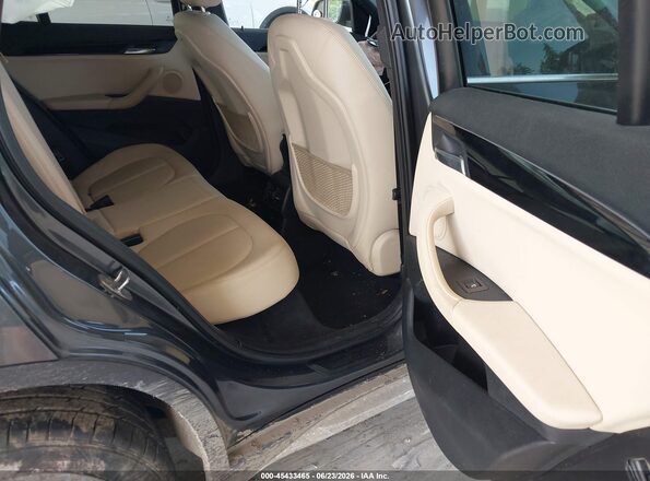 WBXHT3C35J5F89879 2018 BMW X1 Gray Vista de la etiqueta del VIN