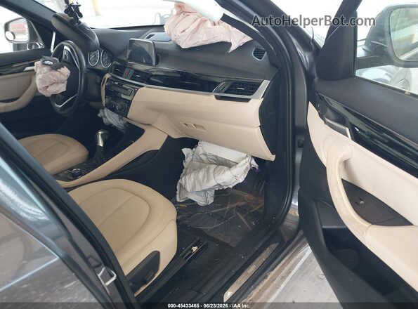 WBXHT3C35J5F89879 2018 BMW X1 Gray Vista interior delantera