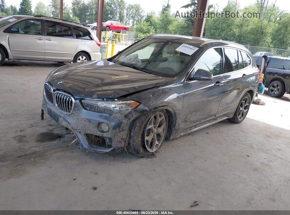 WBXHT3C35J5F89879 2018 BMW X1 Gray Vista tres cuartos delantera izquierda