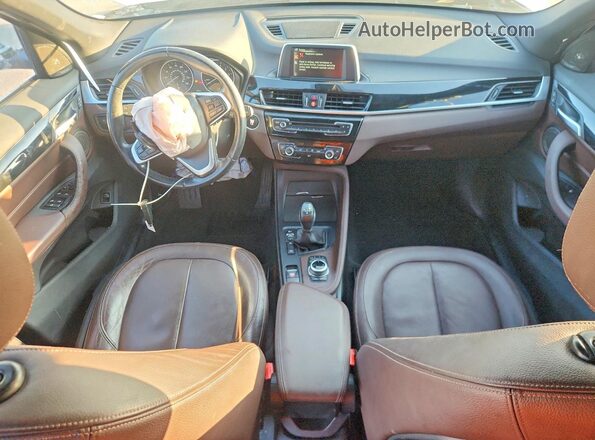 WBXHT3C36H5F70106 2017 BMW X1 White Առջևի վահանակի տեսք