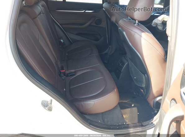 WBXHT3C36J3H30017 2018 BMW X1 White Вид наклейки з VIN-кодом