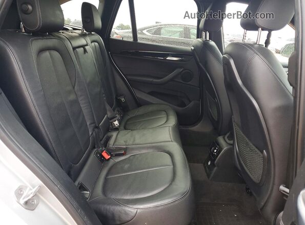 WBXHT3C36J5F90135 2018 BMW X1 Silver Սալոնի հետևի տեսք